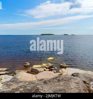 Inseln im Ladogasee. Schöne Landschaft - Wasser, Pinien und Felsbrocken. Stockfoto
