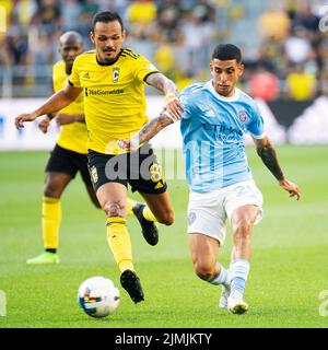 6. August 2022: Columbus Crew Mittelfeldspieler Artur (8) und New York City Mittelfeldspieler Santiago RodrÃ-guez (20) kämpfen in ihrem Spiel in Columbus, Ohio, um den Ball. Brent Clark/CSM Stockfoto