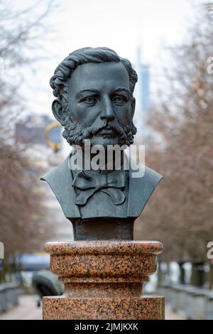 Büste von Henry Dunant, dem Gründer der Organisation des Roten Kreuzes auf einer Straße in Minsk Stockfoto