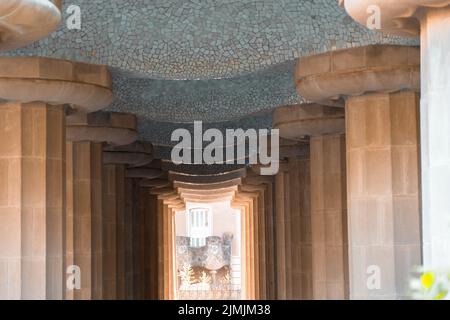 Säulen und Decken im Park Guell mit Details und Präzision entworfen Stockfoto