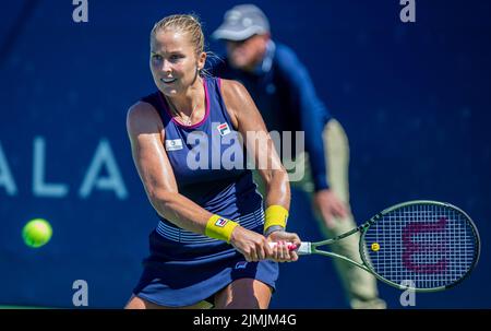 06. August 2022 San Jose, CA USA Shelby Rogers gibt den Ball während der Mubadala Silicon Valley Classic Semifinals Day Session zwischen Shelby Rogers (USA) gegen Veronika Kudermetova (RUS) an der San Jose State University San Jose Calif. Thurman James/CSM zurück Stockfoto