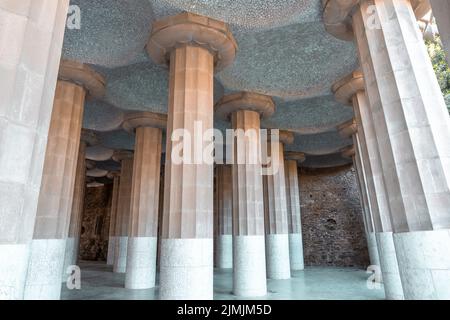 Säulen und Decken im Park Guell mit Details und Präzision entworfen Stockfoto