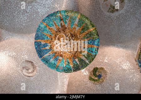 Decke mit farbenfroher Mosaiksonne im Guell Park in Barcelona, Spanien Stockfoto