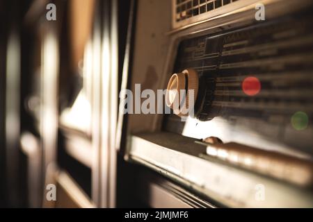 Hintergrund eines anderen alten Radioempfängers Stockfoto