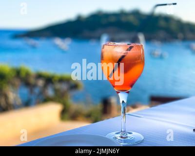 Aperol Spritz am Meer, Sant Elm, Mallorca, Spanien Stockfoto