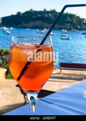 Aperol Spritz am Meer, Sant Elm, Mallorca, Spanien Stockfoto