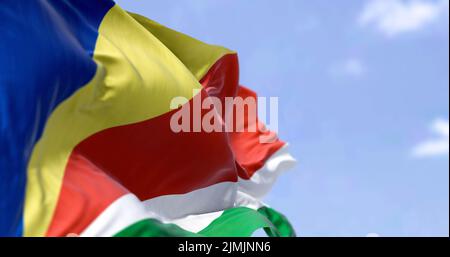 Detail der Nationalflagge der Seychellen, die an einem klaren Tag im Wind winkt. Stockfoto