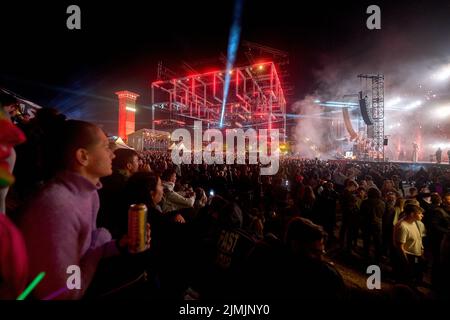 Kastellaun, Deutschland. 07. August 2022. Raver tanzen beim Techno-Festival „Nature One“. Das Festival auf dem ehemaligen amerikanischen Kreuzraketen-Stützpunkt in Hunsrück konnte wegen der Pandemie zwei Jahre lang nicht stattfinden. In diesem Jahr erwarten die Veranstalter rund 60000 Besucher. Quelle: Thomas Frey/dpa/Alamy Live News Stockfoto