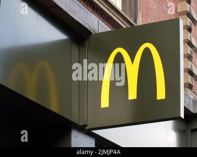 Das Golden Arches-Logo über einem McDonalds Burger-Restaurant in leeds Stockfoto