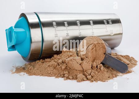 Shaker und Schaufel mit Proteinpulver auf weiß Stockfoto