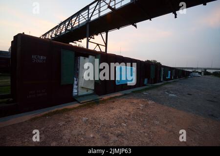 Peshawar, Khyber Pakhtunkhwa, Pakistan. 5. August 2022. Die Arbeiter laden Hilfsmaterial in einen Zug, damit die Flutopfer von der Regierung Khyber Pakhtunkhwa in Peshawar in die von Überschwemmungen betroffenen Gebiete der Provinz Balochistan geschickt werden können. Laut der National Disaster Management Authority (NDMA) sind mindestens 357 Menschen gestorben, darunter 140 Kinder, und weitere 408 wurden seit Beginn der Monsunsaison aufgrund von Regenfällen und Sturzfluten verletzt. Pakistan gehört zu den 10 Ländern, die am stärksten vom Klimawandel betroffen sind. (Bild: © Hussain Ali/Pacific Press via ZUMA Press Wire) Stockfoto