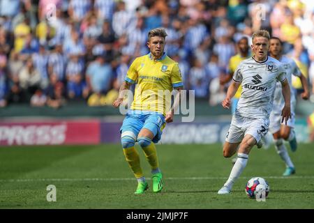 Milton Keynes, Großbritannien. 06. August 2022. Josh Windass #11 von Sheffield Mittwoch übergibt den Ball in Milton Keynes, Großbritannien am 8/6/2022. (Foto von Gareth Evans/News Images/Sipa USA) Quelle: SIPA USA/Alamy Live News Stockfoto