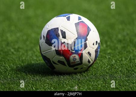 Milton Keynes, Großbritannien. 06. August 2022. Der Spielball wird vor dem Anstoß in Milton Keynes, Großbritannien, am 8/6/2022 gesehen. (Foto von Gareth Evans/News Images/Sipa USA) Quelle: SIPA USA/Alamy Live News Stockfoto