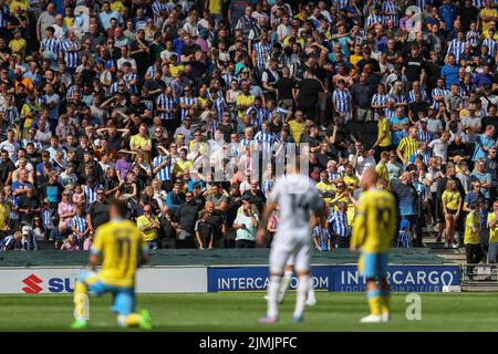 Milton Keynes, Großbritannien. 06. August 2022. Sheffield Wednesday Fans beobachten während des Spiels in Milton Keynes, Großbritannien am 8/6/2022. (Foto von Gareth Evans/News Images/Sipa USA) Quelle: SIPA USA/Alamy Live News Stockfoto