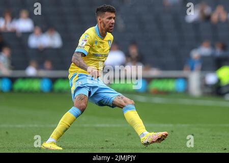 Milton Keynes, Großbritannien. 06. August 2022. Marvin Johnson #18 von Sheffield Mittwoch während des Spiels in Milton Keynes, Vereinigtes Königreich am 8/6/2022. (Foto von Gareth Evans/News Images/Sipa USA) Quelle: SIPA USA/Alamy Live News Stockfoto