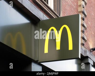 Das Golden Arches-Logo über einem McDonalds Burger-Restaurant in leeds Stockfoto