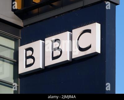 Schild und Logo an der Vorderseite des BBC yorkshire-Gebäudes auf dem St. peters-Platz in leeds Stockfoto