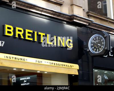 Breitling-Uhrenlogo und -Slogan auf dem Berrys-Laden im Zentrum von leeds Stockfoto