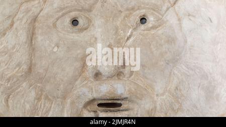 Mund der Wahrheit Sightseeing in Rom, Italien. Historische Skulptur aus Marmor, antikes Gesicht voller Geheimnisse und Legenden. Stockfoto