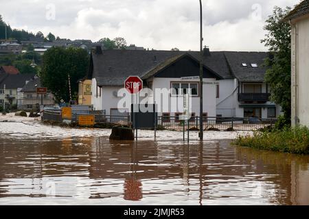 Sommerflut der Kyll in Mürlenbach in der Eifel im Juli 2021 Stockfoto