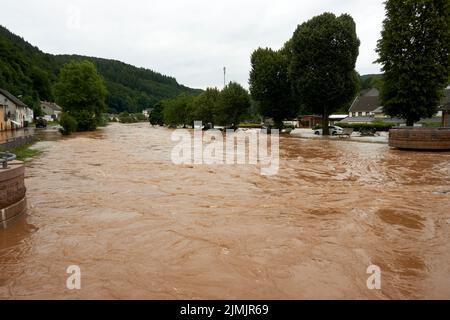 Sommerflut der Kyll in Mürlenbach in der Eifel im Juli 2021 Stockfoto