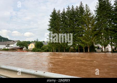 Sommerflut der Kyll in Mürlenbach in der Eifel im Juli 2021 Stockfoto