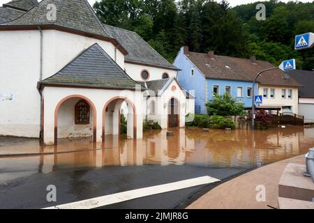 Sommerflut der Kyll in Mürlenbach in der Eifel im Juli 2021 Stockfoto