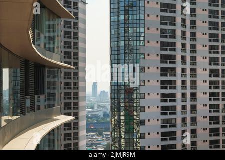 Fassade eines modernen Wohnhauses in der Stadt Bangkok Stockfoto