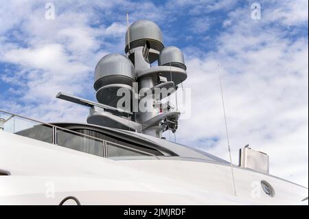 Radar und Kommunikation Turm auf einer yacht Stockfoto