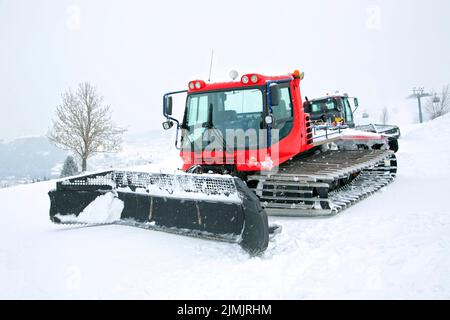 Rote Ratrak in Winterlandschaft Stockfoto