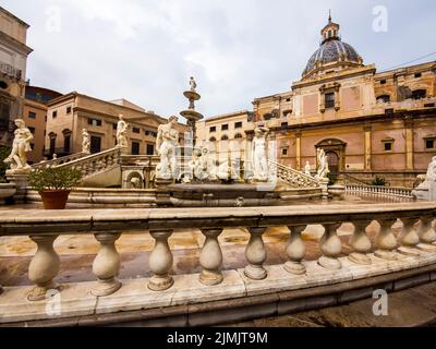 Brunnen Fontana della Vergogna auf der Piazza Pretoria vom Florentiner manieristischen Bildhauer Francesco Camilliani Stockfoto