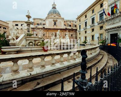 Brunnen Fontana della Vergogna auf der Piazza Pretoria vom Florentiner manieristischen Bildhauer Francesco Camilliani Stockfoto