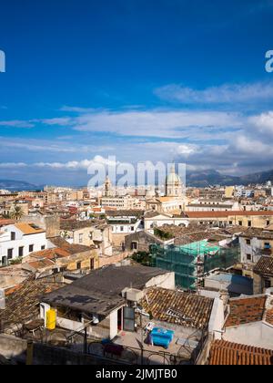 Blick von der Kirche SS Salvatore über die Altstadt von Palermo Stockfoto