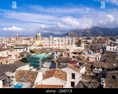 Blick von der Kirche SS Salvatore über die Altstadt von Palermo Stockfoto