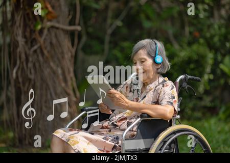 Musiktherapie bei Demenzbehandlung bei älteren Frauen. Stockfoto