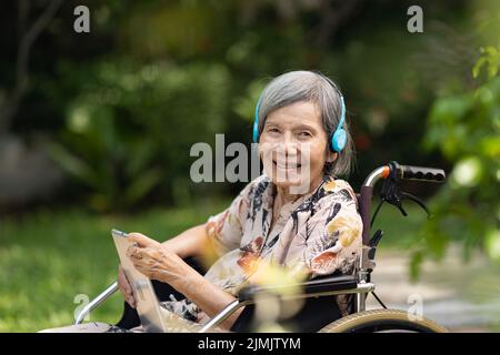 Musiktherapie bei Demenzbehandlung bei älteren Frauen. Stockfoto