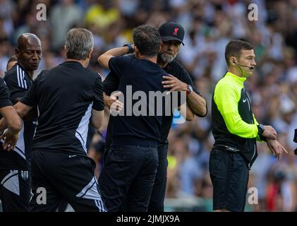 London, Großbritannien. 7. August 2022. Liverpools Manager Jurgen Klopp (2. R) umarmt Fulhams Manager Marco Silva (3. R) nach dem Spiel der englischen Premier League 2022/2023 zwischen Fulham und Liverpool in London, Großbritannien, am 6. August 2022. Quelle: Xinhua/Alamy Live News Stockfoto