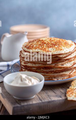 Stapel hausgemachter Hefepfannkuchen. Stockfoto