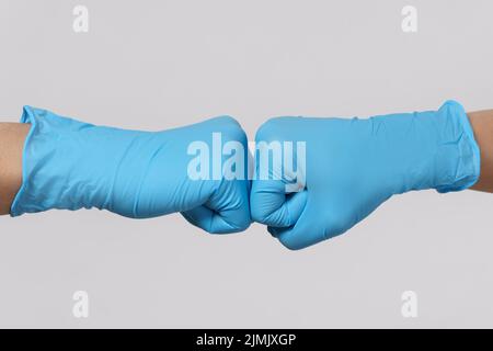 Zwei medizinische Mitarbeiter machen eine Fauststoß-Geste. Stockfoto