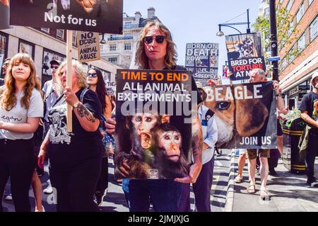 London, Großbritannien. 06. August 2022. Ein Protestler hält während der Demonstration in der Oxford Street ein Plakat mit Tierversuchsbekämpfungen. Tausende von Menschen marschierten durch das Zentrum Londons, um Tierrechte und Veganismus zu unterstützen, und forderten ein Ende des Artenismus und aller Formen der Tierausbeutung. Kredit: SOPA Images Limited/Alamy Live Nachrichten Stockfoto