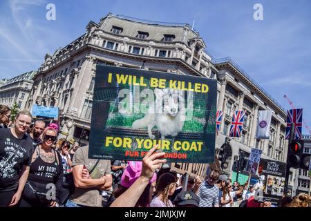 London, Großbritannien. 06. August 2022. Ein Protestler hält während der Demonstration im Oxford Circus ein Anti-Pelz-Plakat. Tausende von Menschen marschierten durch das Zentrum Londons, um Tierrechte und Veganismus zu unterstützen, und forderten ein Ende des Artenismus und aller Formen der Tierausbeutung. Kredit: SOPA Images Limited/Alamy Live Nachrichten Stockfoto