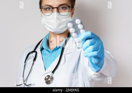 Ärztin und Pillen in Folienverpackung Stockfoto