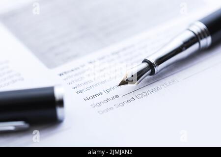 Unterzeichnung des Geschäftsvertrags. Füllfederhalter und Dokument. Stockfoto