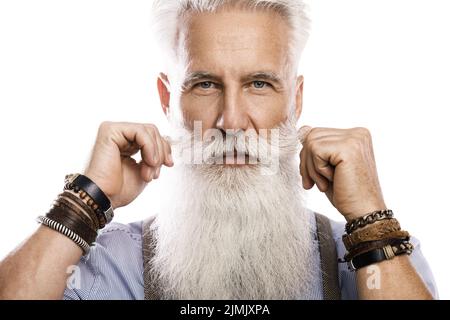 Hübscher bärtiger älterer Mann auf weißem Hintergrund Stockfoto