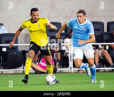 6. August 2022: Columbus Crew Mittelfeldspieler Artur (8) spielt in ihrem Spiel in Columbus, Ohio, gegen den New Yorker Verteidiger Malte Amundsen (12). Brent Clark/CSM Stockfoto