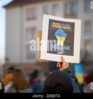 Demonstration gegen Putin und die Invasion der Ukraine durch russische Truppen im Zentrum von Magdeburg Stockfoto