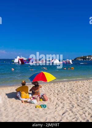 Badegäste am belebten Strand von Magaluf Stockfoto