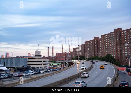 New York, New York, USA. 6. August 2022. 6. August 2022: New York, USA: Abendverkehr auf dem FDR Drive nach Süden in Richtung Stuyvesant Town Peter Cooper Village mit der East River Skyport Marina links und der 14. Street Coned Generating Station im Hintergrund. (Bild: © Taidgh Barron/ZUMA Press Wire) Stockfoto