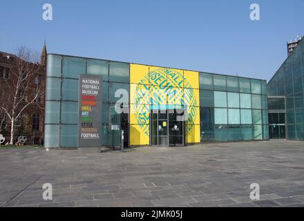 Schilder um den Vordereingang des Fußballmuseums im Stadtzentrum von manchester Stockfoto