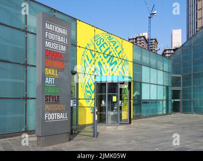 Schilder um den Vordereingang des nationalen Fußballmuseums in ma Stockfoto